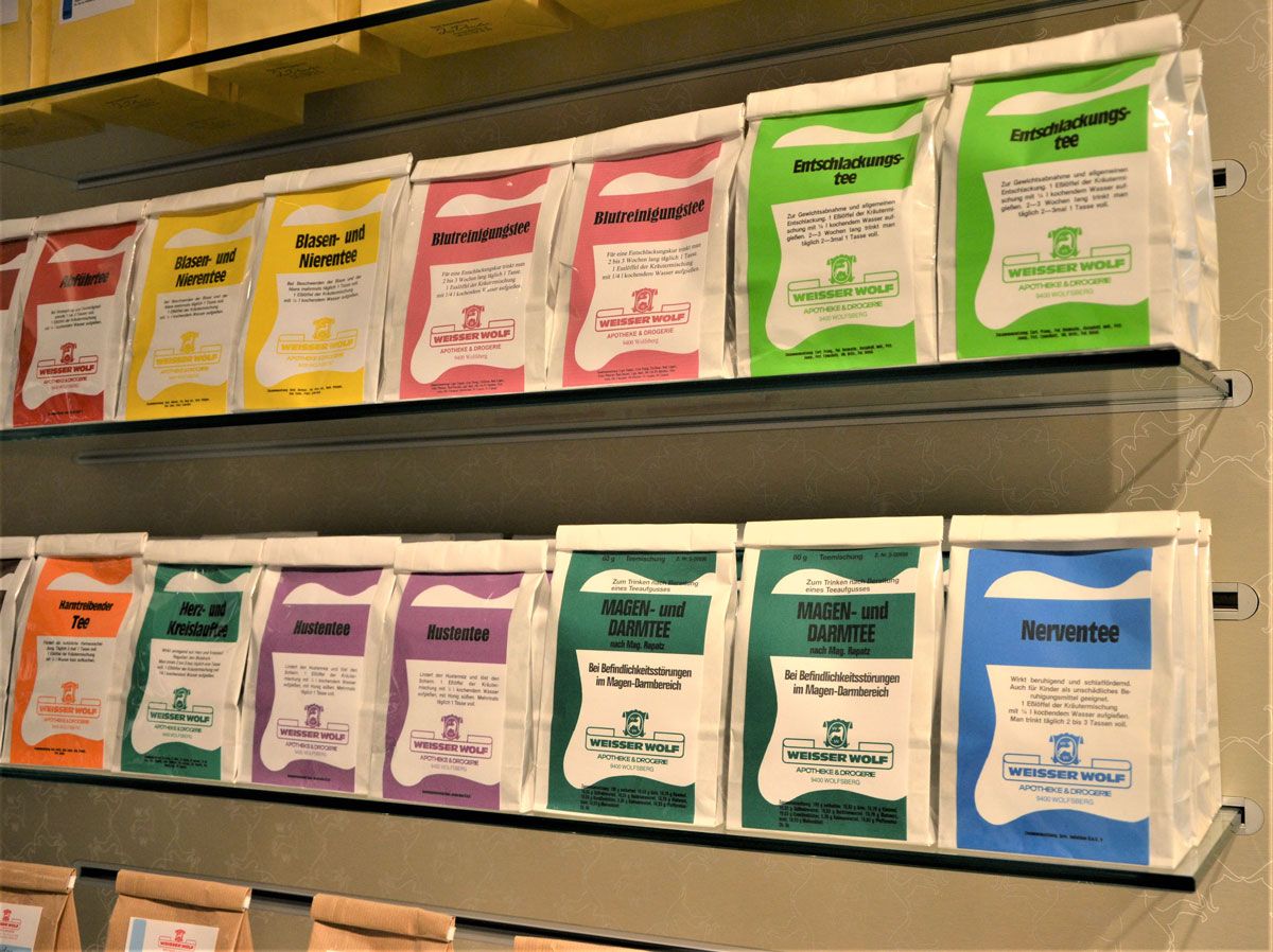 Arzneitee - Ein Regal mit einer Vielzahl von Teesorten