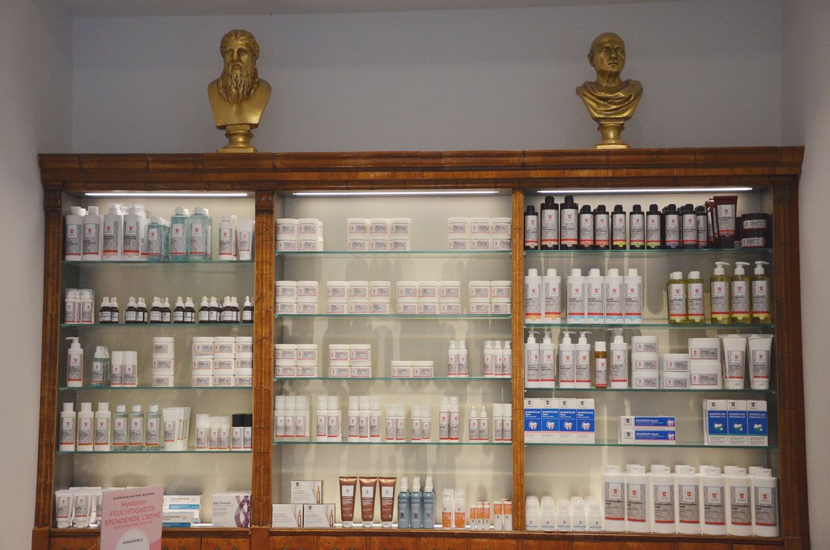 Sortiment - Eine ansprechende Vitrine, die eine große Auswahl an Produkten zeigt